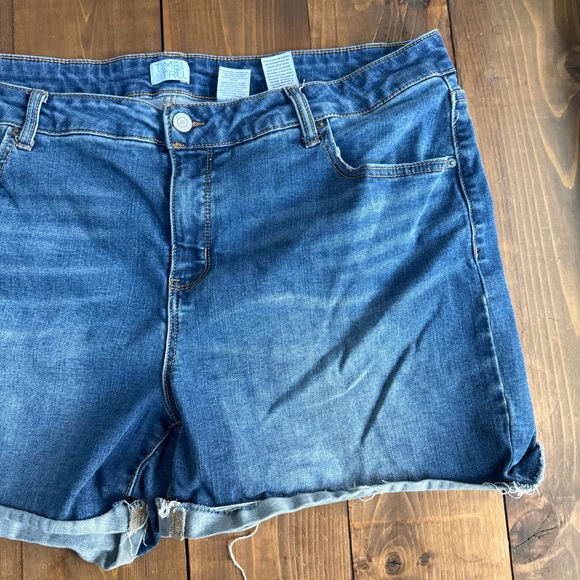 Time and Tru Medium Wash Denim Jean Cuffed Shorts - Picture 3 of 8
